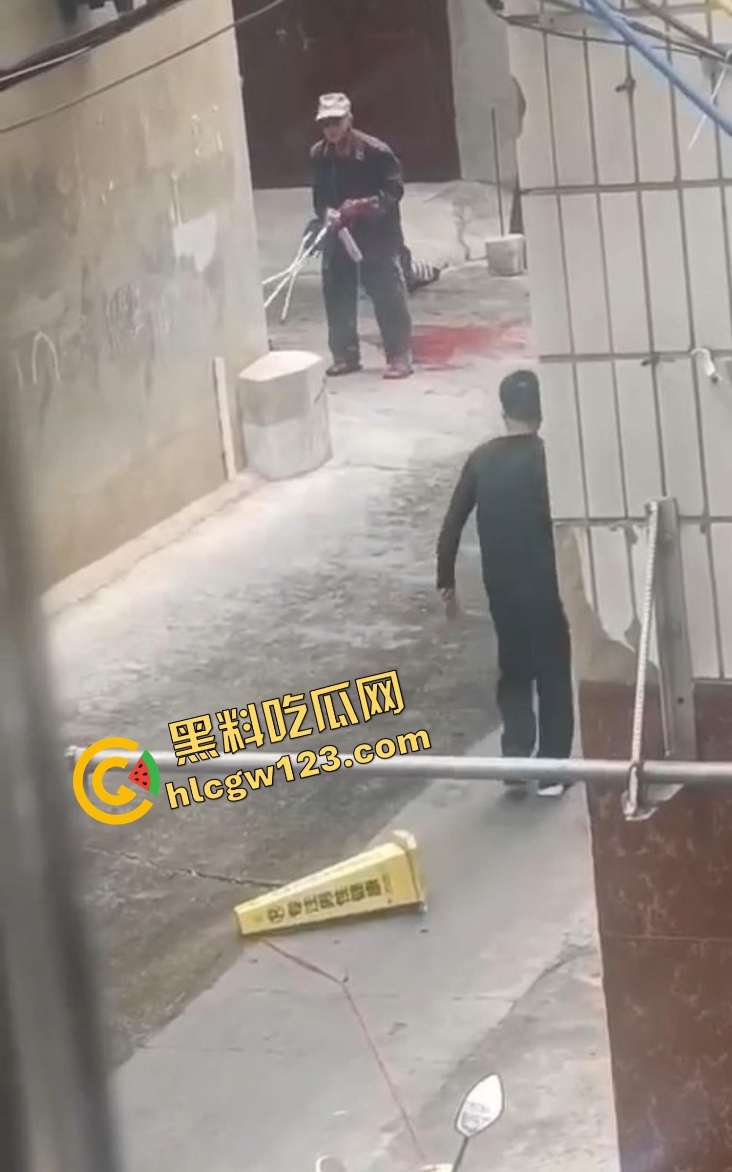 玉溪东风广场持刀砍人事件，押金纠纷升级成街头血案，房东拐杖怒砸，租客反手一刀劈下去这钱，是拿命抵的？-3