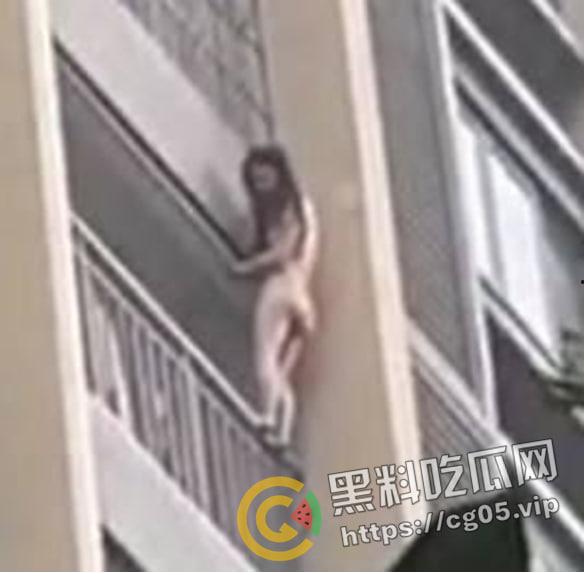 蜘蛛侠转世？发生火灾女子裸体徒手从十几层高楼爬下并安全获救 这阳台攀爬能力隔壁老王羡慕不已-1