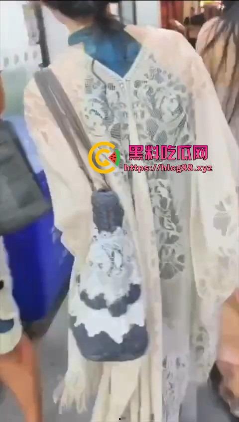 泰国街头搭讪之狼，见女就尾随跟问2000能否操一炮，不行装小鬼子喊摩西摩西花姑娘打炮的要不！-5