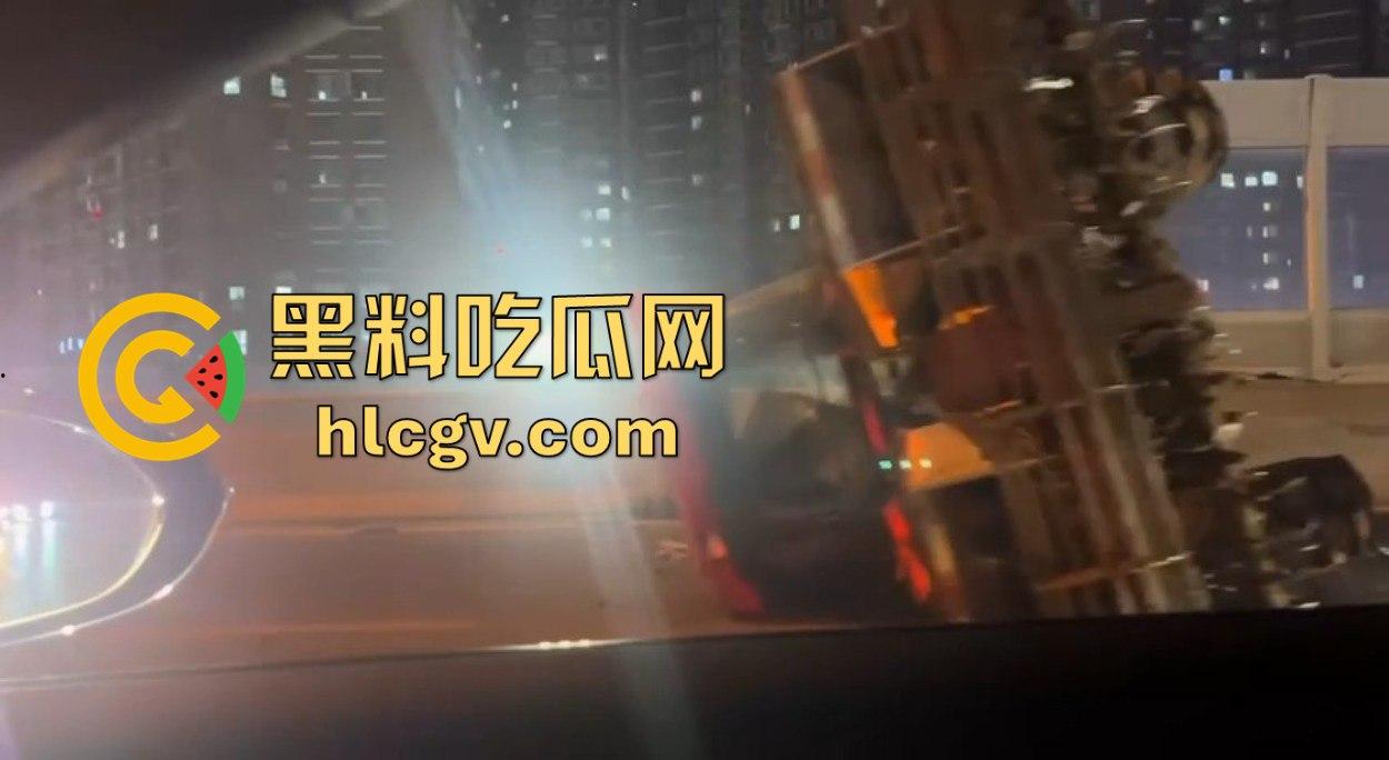 全网疯找风衣奥迪姐！晚风拂黑发，奥迪掀半挂A4稳坐高速，一掀半挂成神作，优雅永不过时！-13