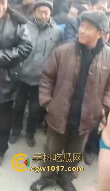 乡村大舞台，有逼你就来！骚逼脱衣唱歌跳舞表演，现场围满了村里的老大爷，直勾勾盯着哪肥逼，现在还有这种节目吗？-8