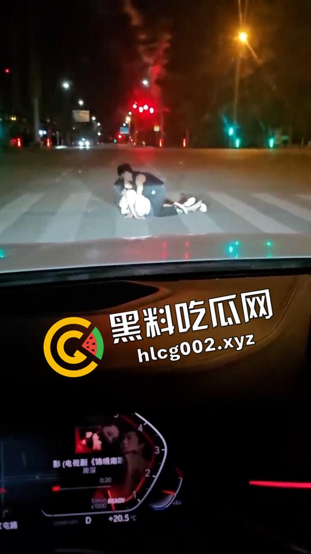 世界奇奇怪怪 斑马线上做爱 小情侣半夜斑马线上就开始搞起来 这也是一种野战吗-4