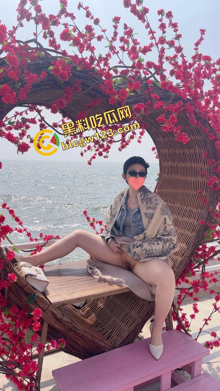 极品人妻被金主包养拍不雅露出片，公园掰穴超市自慰厕所舔脚，潮喷暴操这下老公还能装看不见？-1