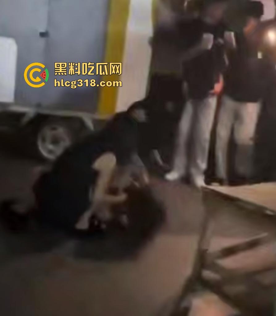 河南通许女同学勾引精神小妹男友被打，大街上狂扯衣服扒光光，围观男群无人劝阻！-6