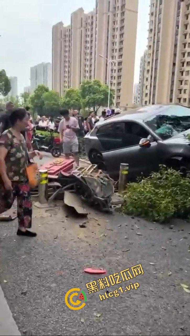 新能源极氪001 极速飞车黄毛 刚结婚大喜就出车祸！致2死1伤！-18