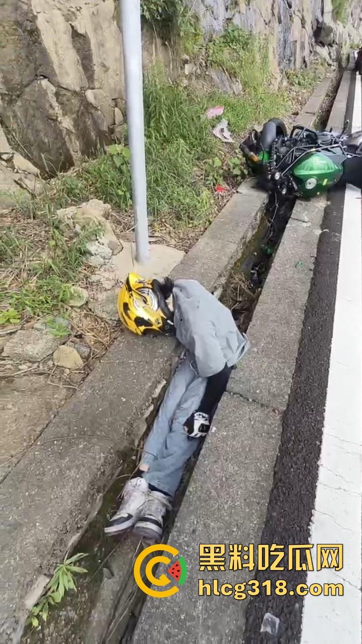 某秋名山公路发生严重车祸，机车少年终究付出代价，还要不要买GTR了少年！-2