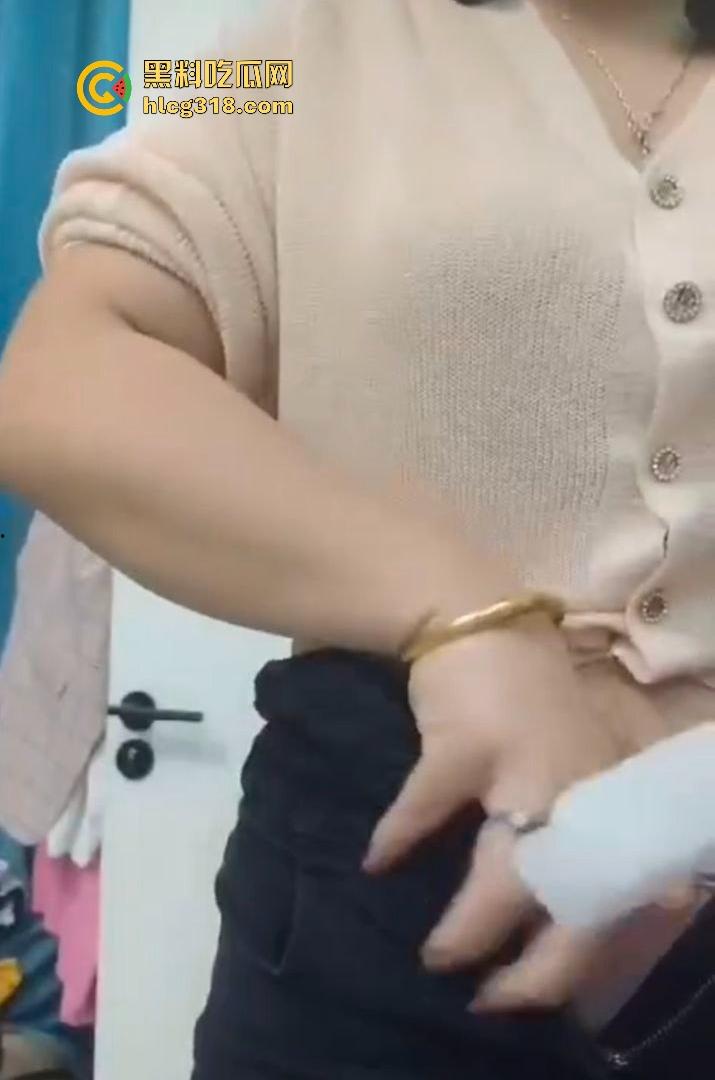 熟女主播深夜大秀冰镇骚逼,新鲜出炉大冰棍狂插不停,贴着私处快速摩擦,画面无比刺激!-8