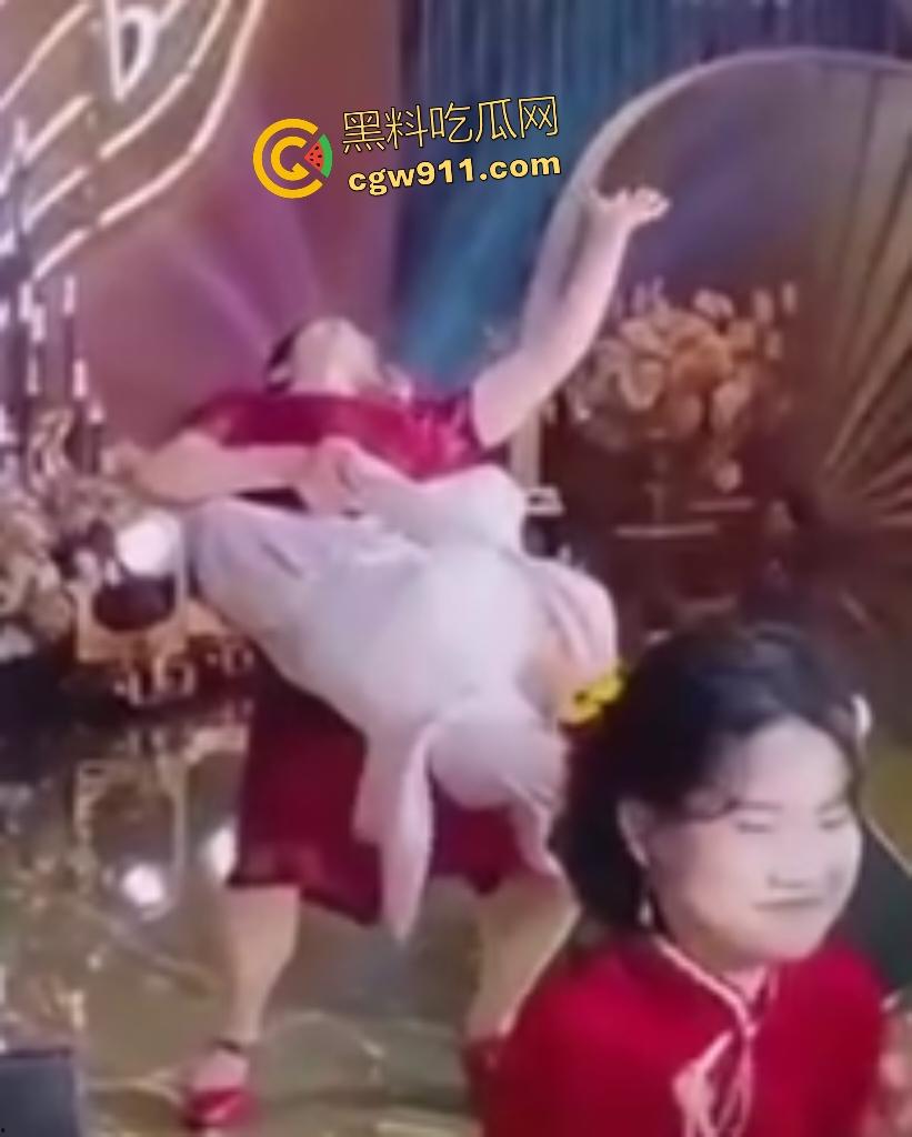 儿子婚礼老妈洋相出尽，旗袍熟女舞台倒立露底裤，屁股一览无余还喊人拉裙，攒一辈子骚操作全献婚宴！-3