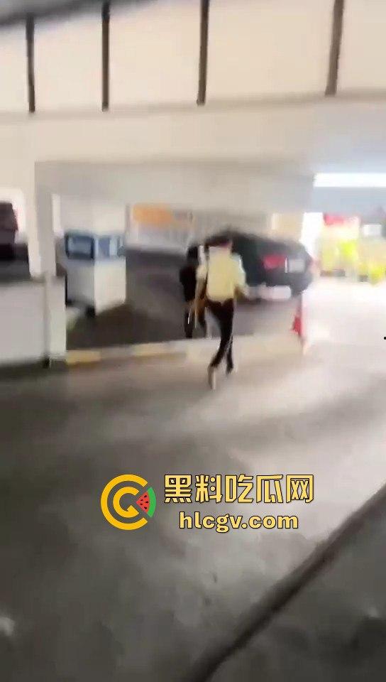 印尼小哥带别人老婆车震，被老公当场抓包！慌乱逃跑上演车库逃亡！-8