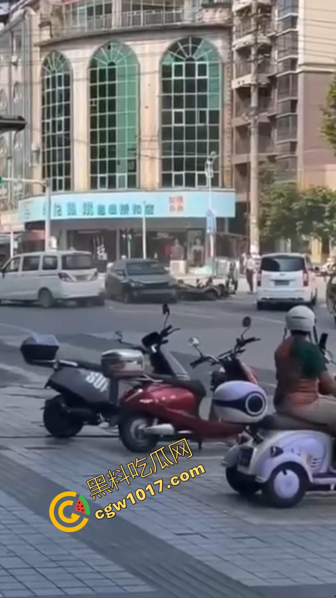 广西百色十字路口惊魂一刻：失控汽车撞飞数辆车辆，司机逃逸后坠河。8人受伤，搜救紧急展开！-2