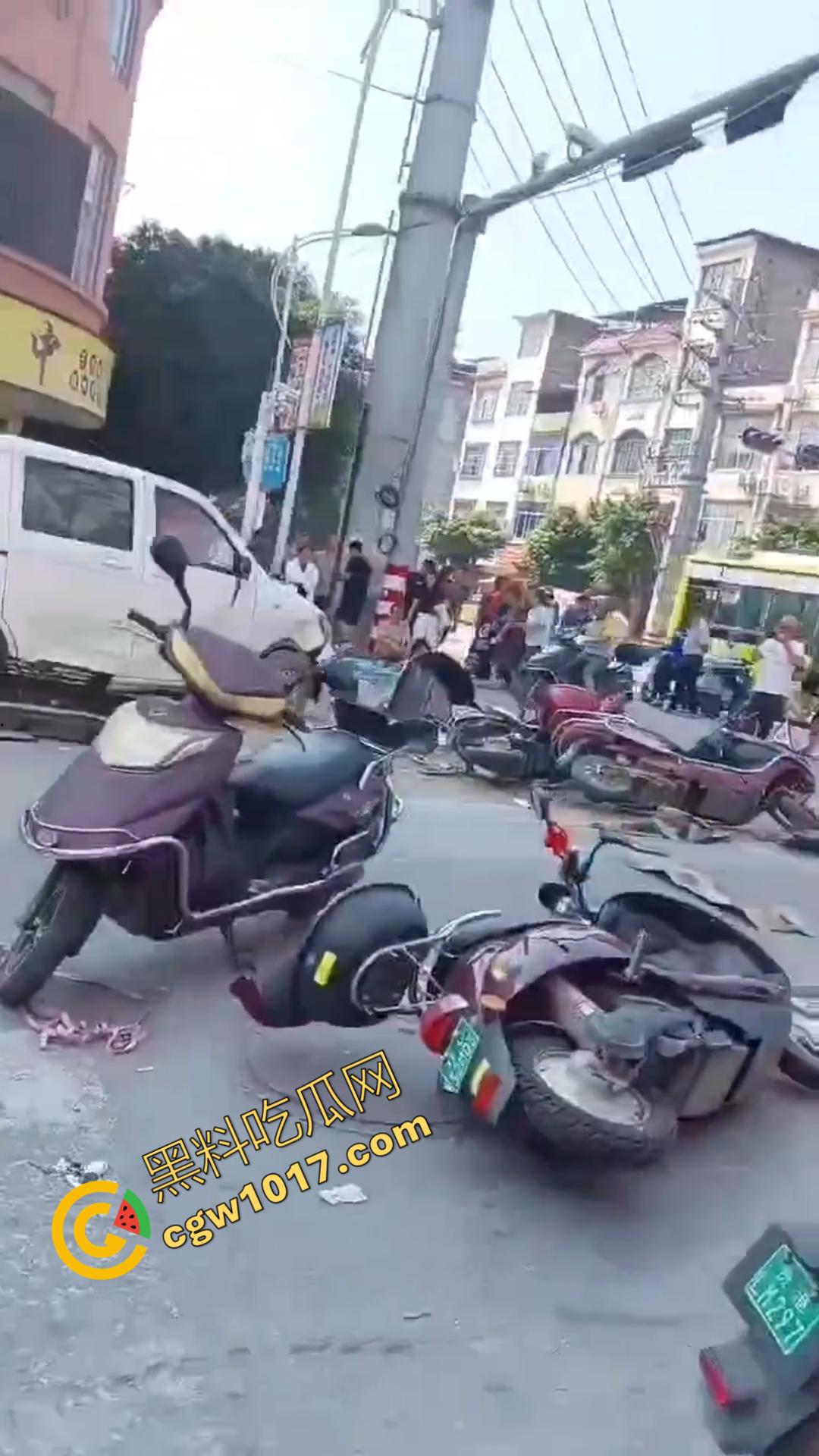 广西百色十字路口惊魂一刻：失控汽车撞飞数辆车辆，司机逃逸后坠河。8人受伤，搜救紧急展开！-4