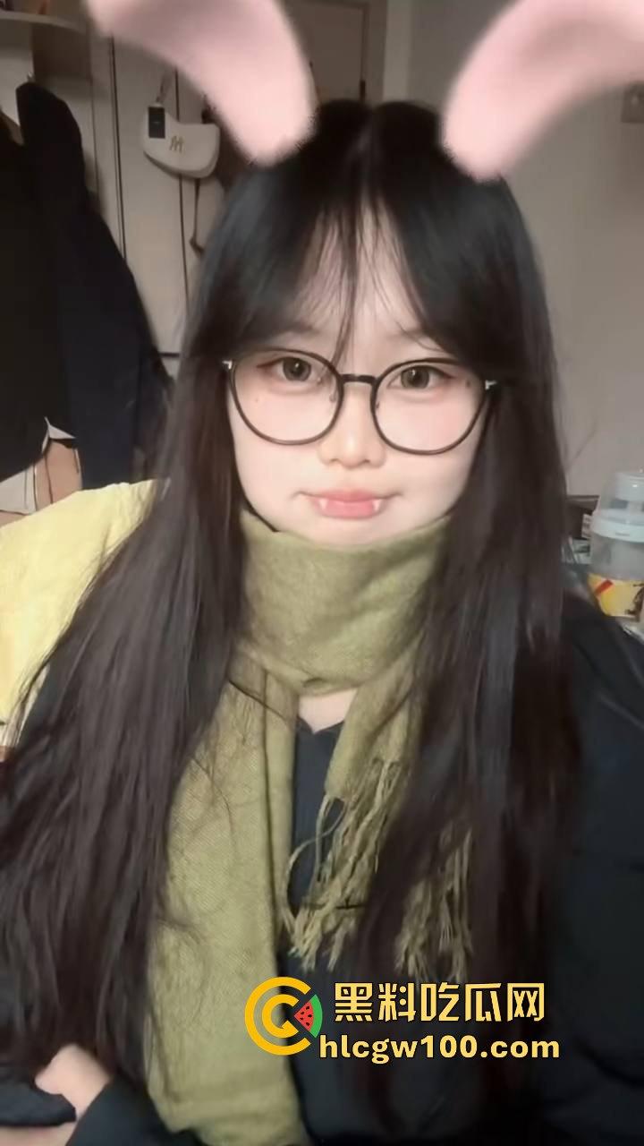 南昌职业学院大二巨乳学妹【余菲】自慰视频曝光，巨乳大到塞满了整个屏幕，稀罕货G杯学生妹！-1