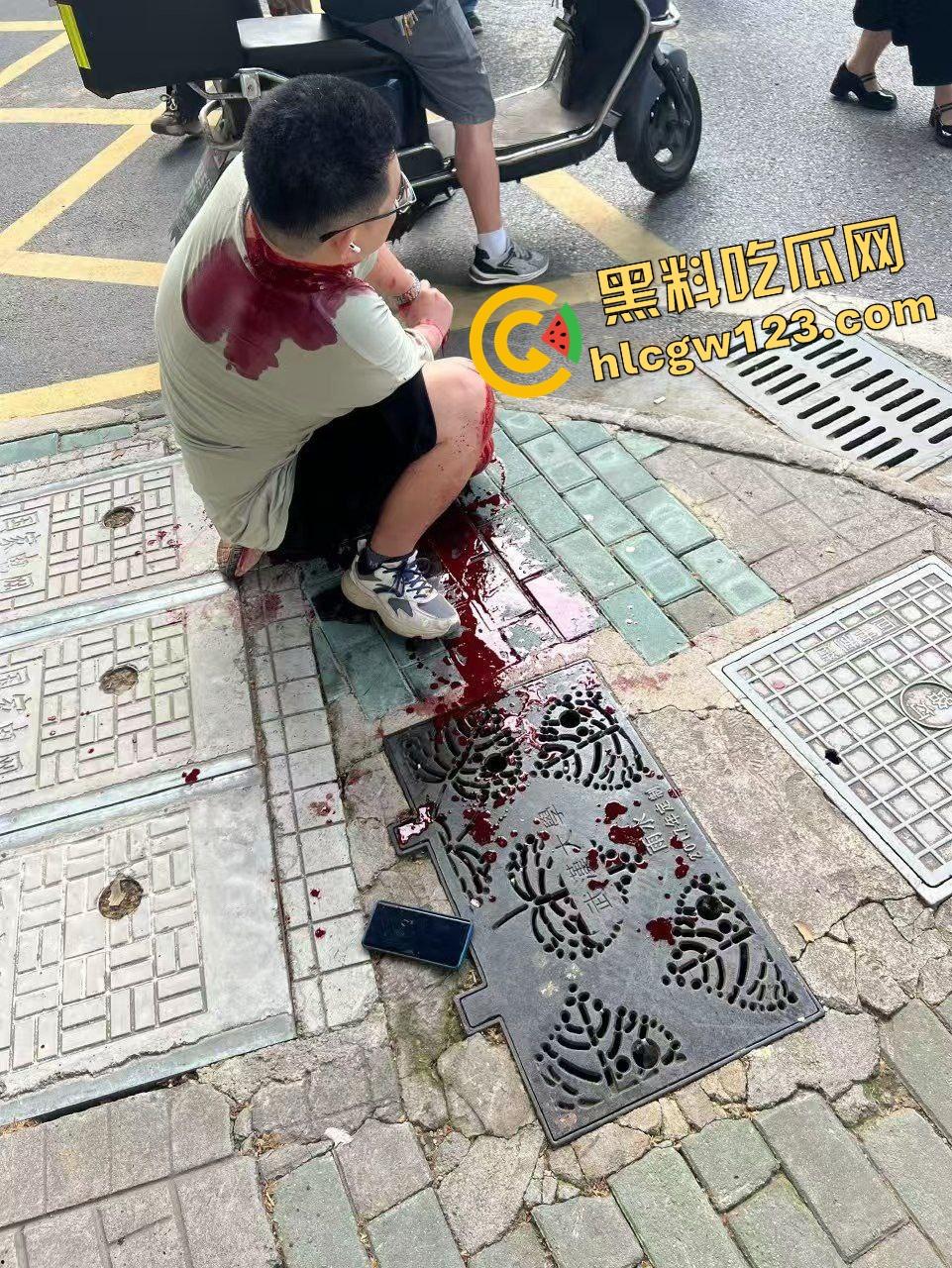 武汉大学学生论文吗没过就开砍?食堂见人上去就一刀,无差别出刀,年轻人心态这么炸裂的吗?-2