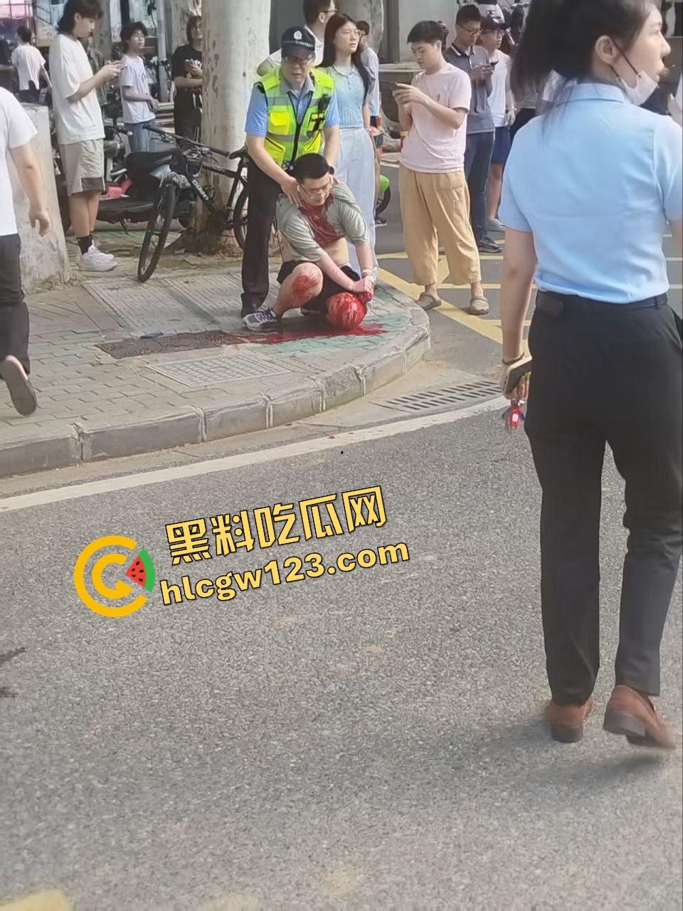 武汉大学学生论文吗没过就开砍?食堂见人上去就一刀,无差别出刀,年轻人心态这么炸裂的吗?-7