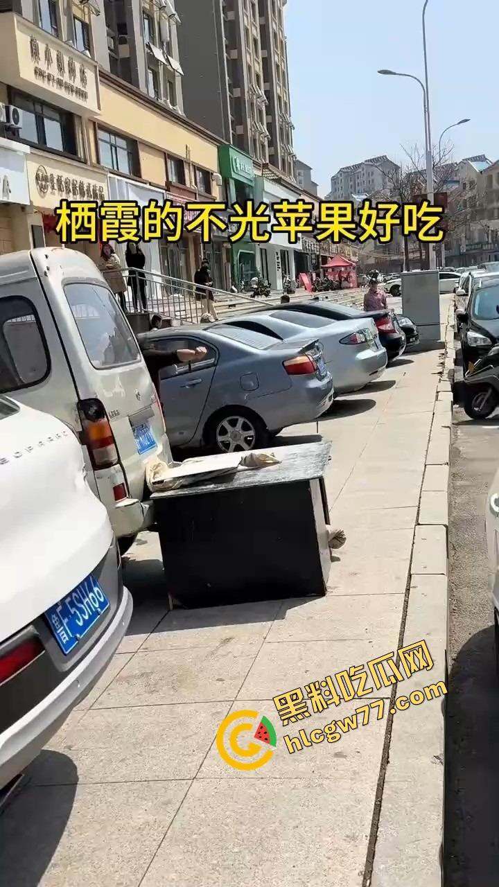 栖霞尚记甜品小三当街挑衅原配，奶茶没喝上，脸先被泼成奶盖，两女互撕扯头发狠撕逼！-1