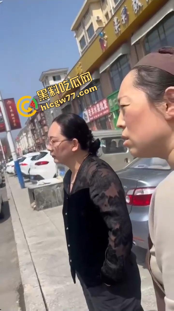 栖霞尚记甜品小三当街挑衅原配，奶茶没喝上，脸先被泼成奶盖，两女互撕扯头发狠撕逼！-10