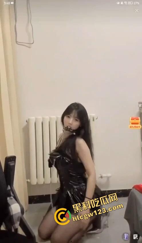 抖音主播『小苏苏』戴口球套狗链穿黑丝直播热舞，被举报下播，家人们刚硬，结果被狗逼毁了！-11