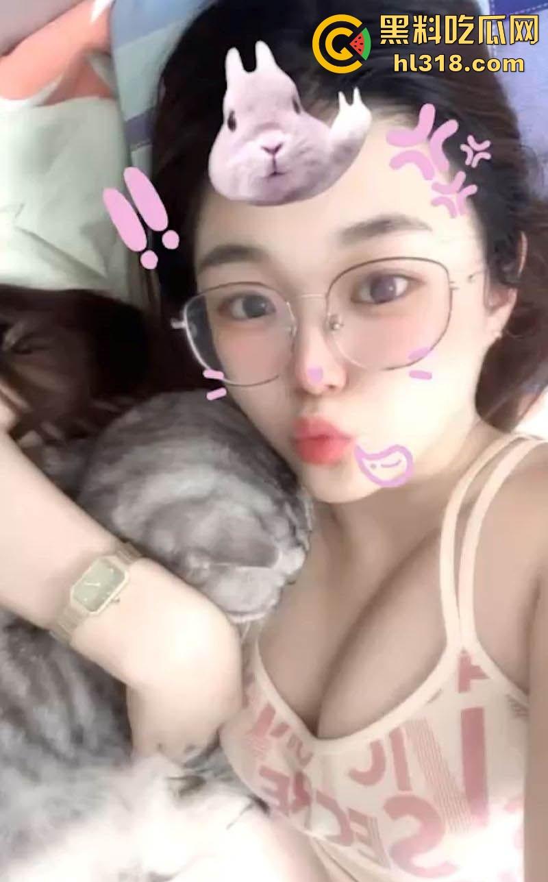 青岛巨乳眼镜老师【温雅】情趣酒店天花板镜子自拍，被男友按在身材狂操巨乳极品身材一览无遗！-2