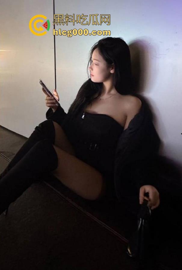 海角乱伦，姐姐化身性感尤物，情趣丝袜搭配红底高跟，跪舔大屌求操，撩人到炸！-3