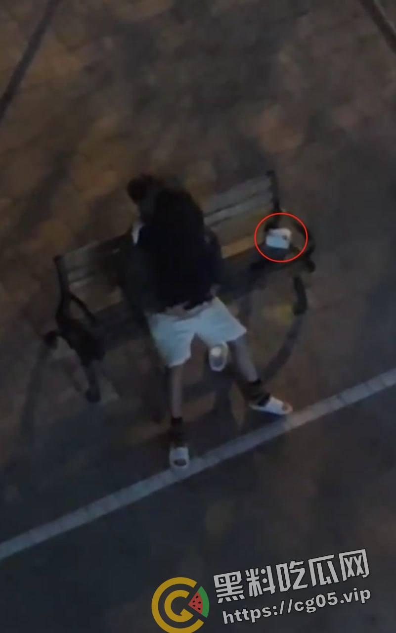 是兄弟就来一起打野战！山西某校园内好兄弟组团路边长椅打野战-4