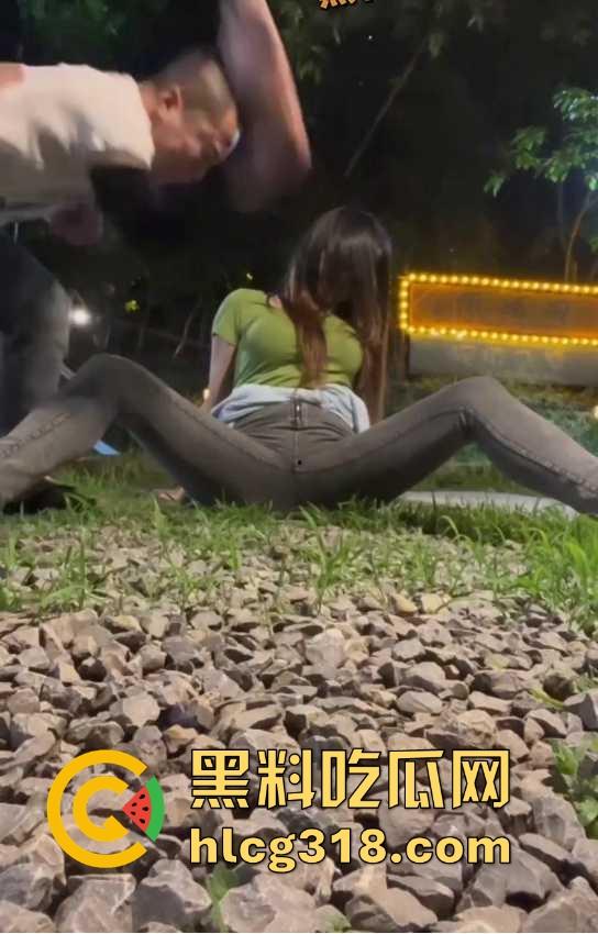 快手低俗直播pk吃惩罚！输了就拖鞋大力抽逼 虽然有牛仔裤挡着但感觉还是很疼 这种直播真有人看吗？-5