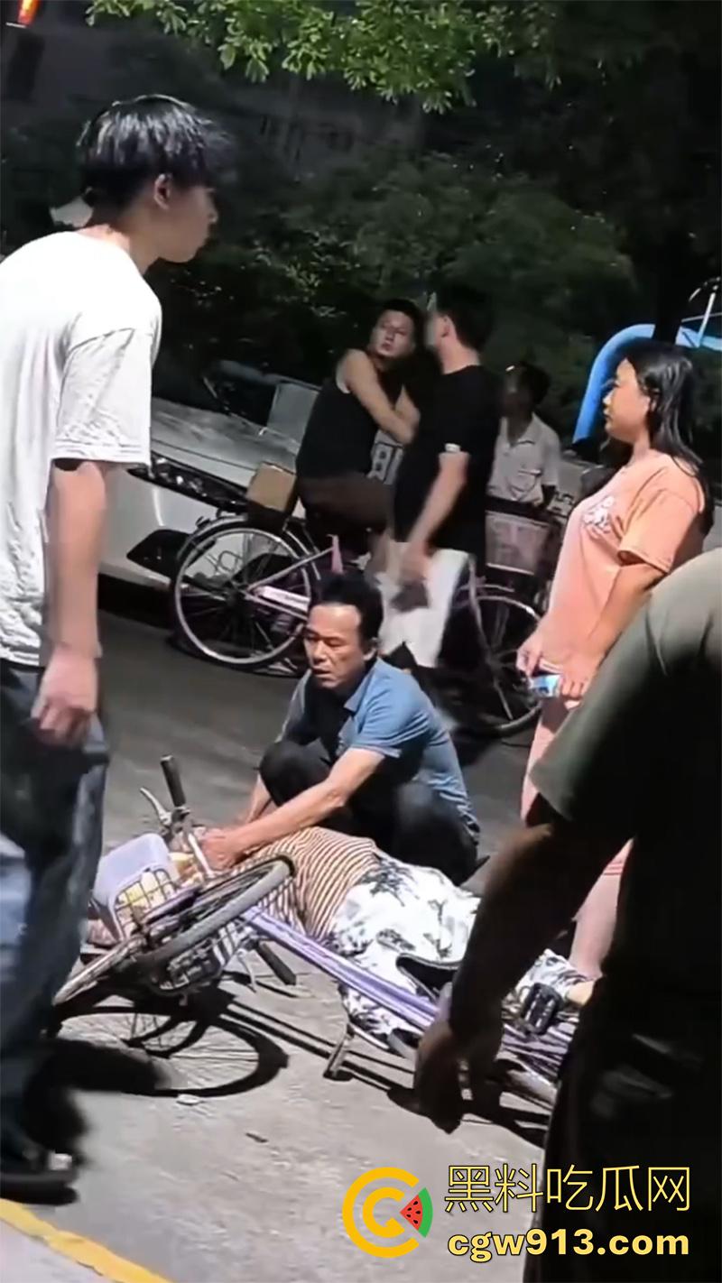 鬼火少年彻底慌了，广西精神小伙骑9号改装电摩撞死老人，不赔钱就得蹲十来年，眼见的彻底懵了！-4