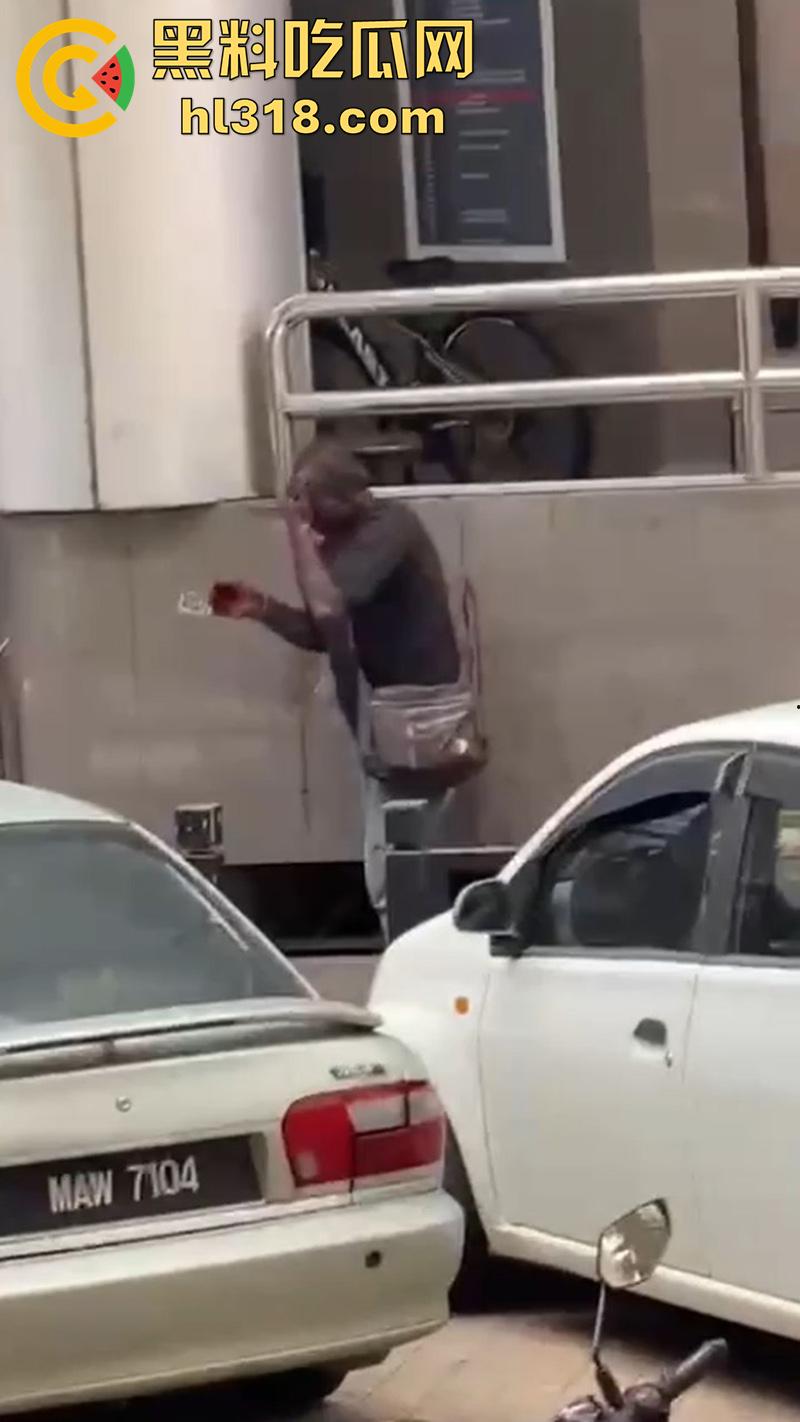 马来西亚醉酒刀仔砍人，新山市惊现醉酒汉，一言不合当街掏刀砍人 ，还涉嫌吸毒，目前已被逮捕！-5