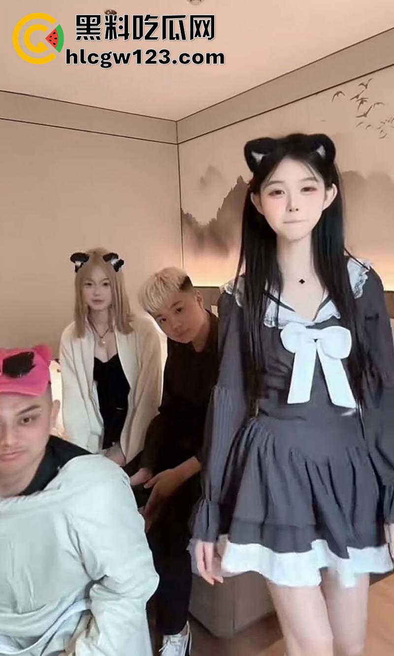 抖音颜值女神【诗颖】翻车，和闺蜜一起在酒店被小黄毛群p，身高腿长颜值清纯，私下竟这么骚！-6