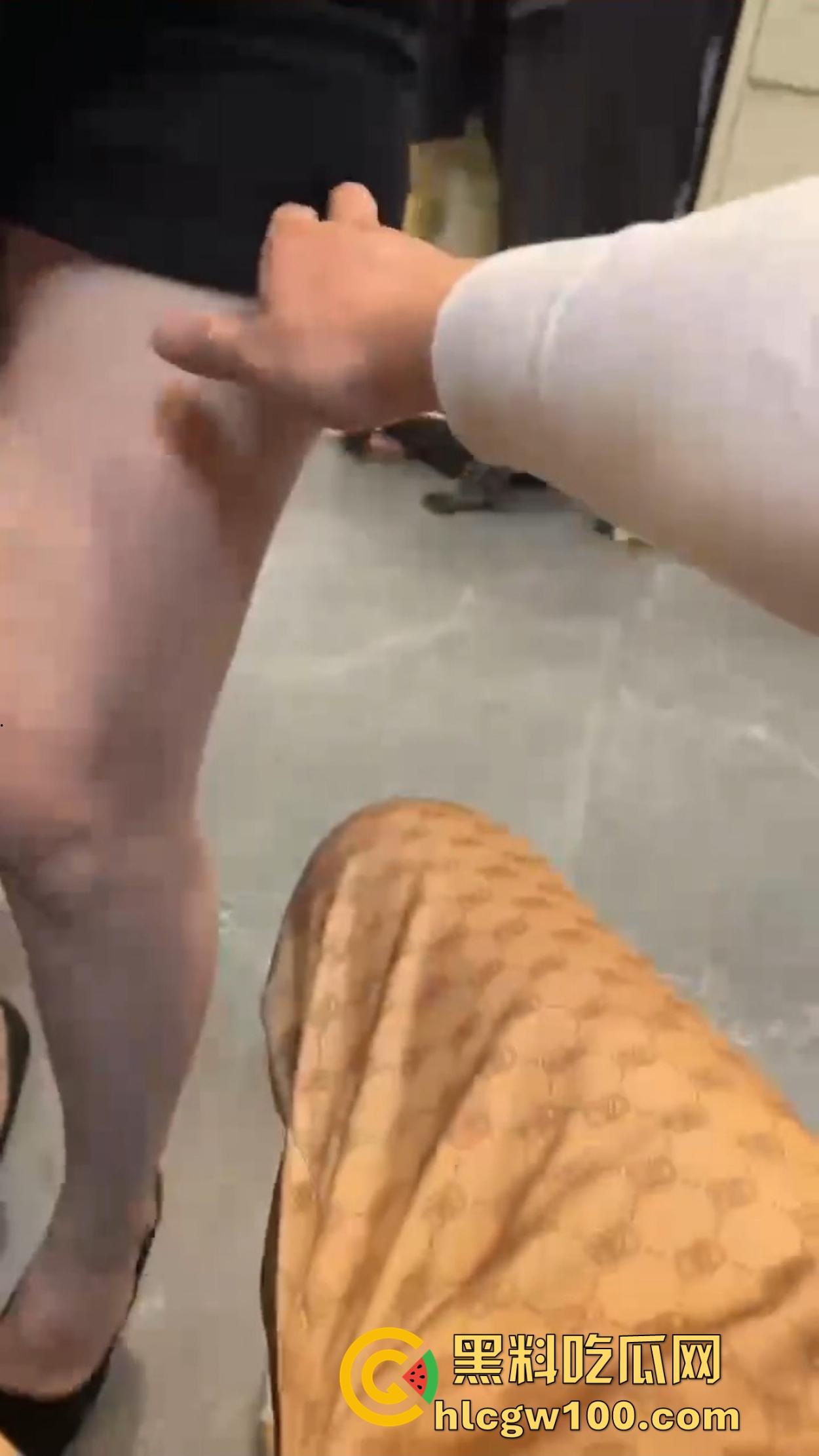 体制内四眼小仙女or夜店骚到极致包臂裙浪货，一本正经vs放飞自我，哪个才是你心中的绝对感觉？-8