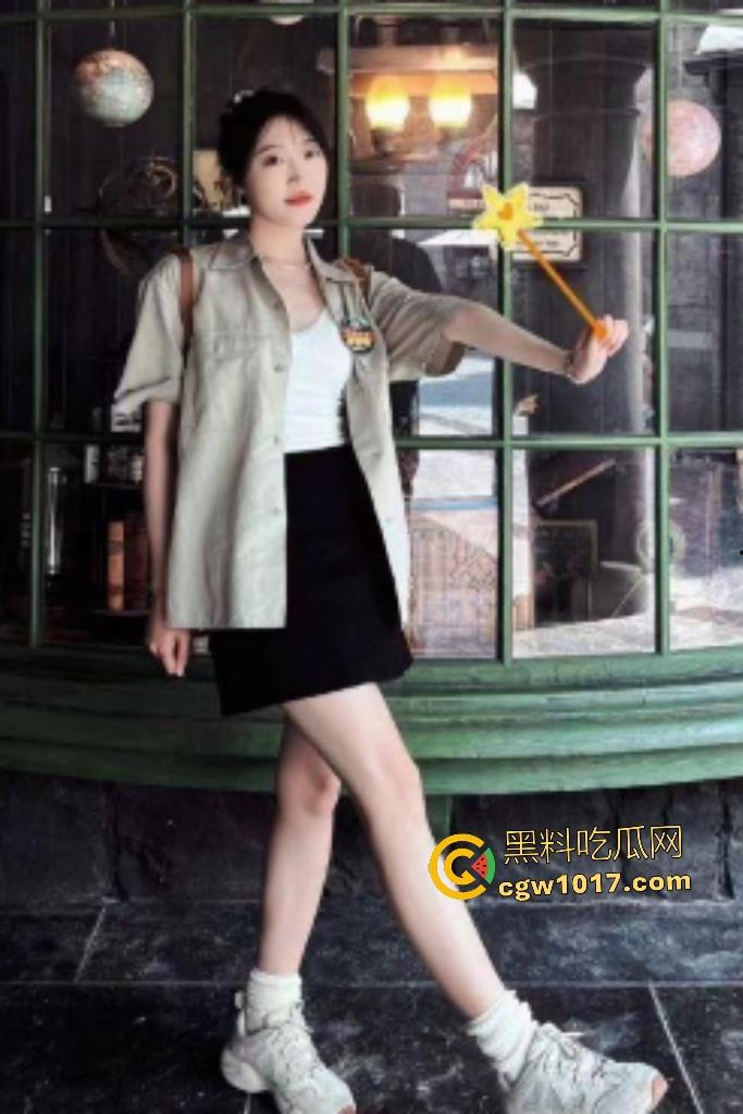 云南大学老师嫌工资低被富二代学生包养，黑丝渔网袜戴眼罩跪舔，厕所镜前站立后入还吐舌，这是真母狗！-1