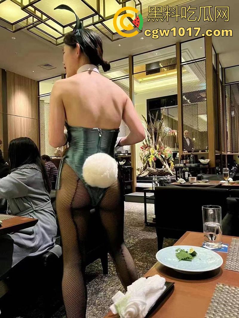 广州高端私密聚会偷拍，女仆主题私人会所，极品大长腿爆乳尤物，化身黑网袜女仆跪式服务，有钱人的快乐果然想象不到！-5