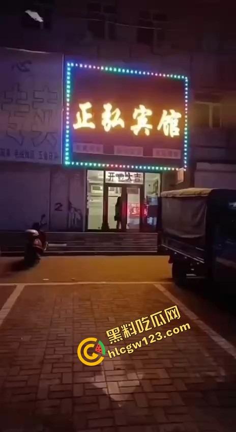 辽宁软饭男真实上演软饭硬吃，足浴店下班接人，老婆被操到下面疼，他还劝她继续干一年！-1