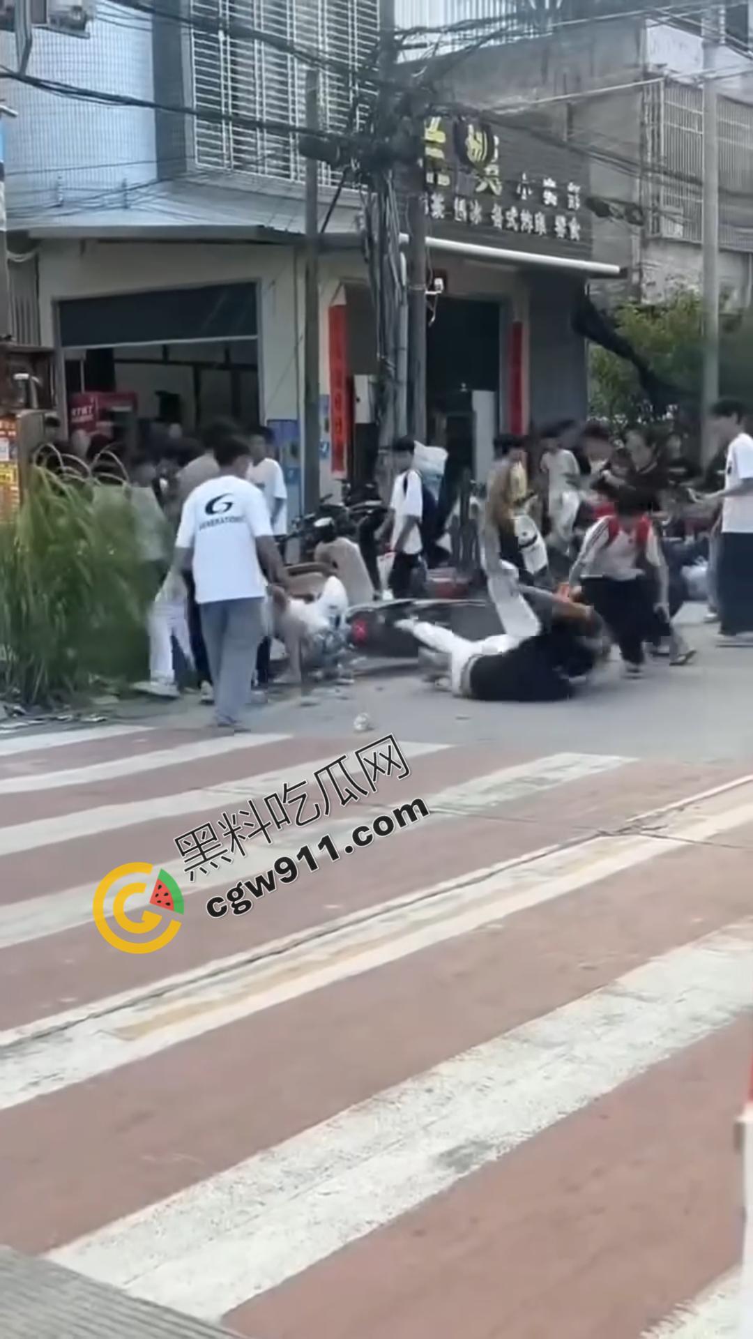 湖南怀化街边初中生街头大打出手,眼镜少女奋力劝架,围观群众难以阻挡!重伤小伙头破血流-1