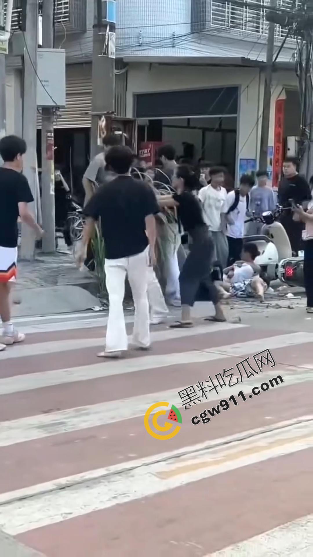 湖南怀化街边初中生街头大打出手,眼镜少女奋力劝架,围观群众难以阻挡!重伤小伙头破血流-2