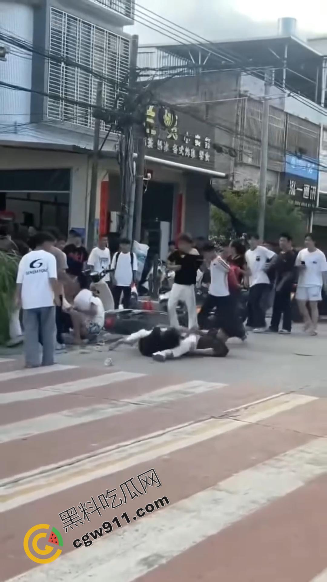 湖南怀化街边初中生街头大打出手,眼镜少女奋力劝架,围观群众难以阻挡!重伤小伙头破血流-3