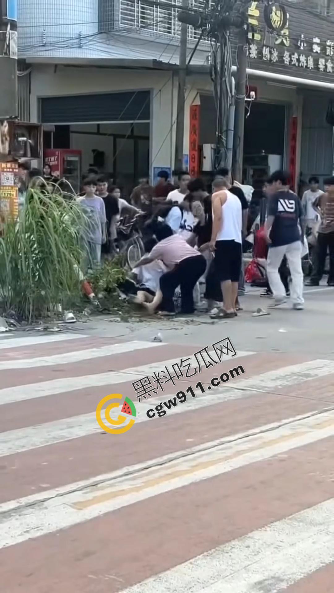湖南怀化街边初中生街头大打出手,眼镜少女奋力劝架,围观群众难以阻挡!重伤小伙头破血流-4