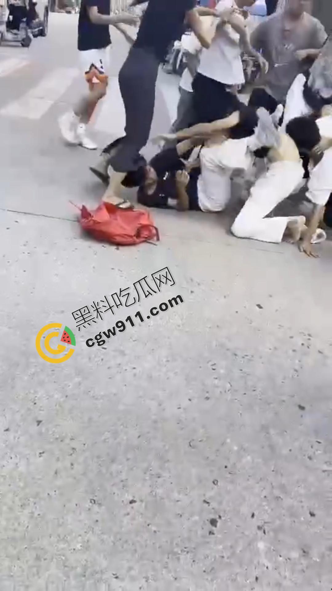 湖南怀化街边初中生街头大打出手,眼镜少女奋力劝架,围观群众难以阻挡!重伤小伙头破血流-5