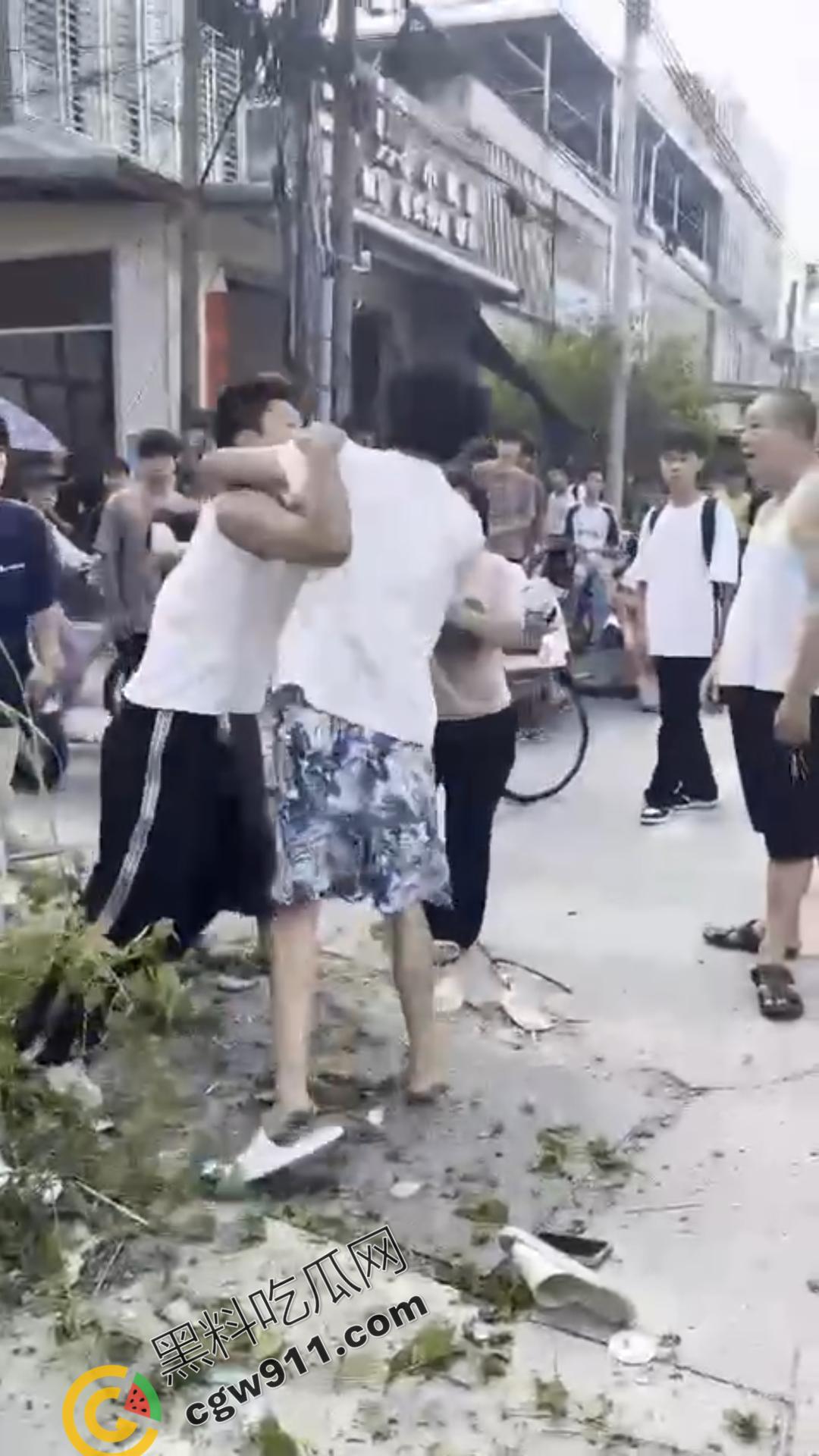 湖南怀化街边初中生街头大打出手,眼镜少女奋力劝架,围观群众难以阻挡!重伤小伙头破血流-10