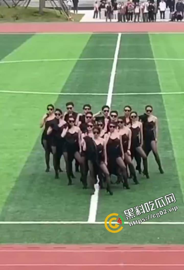 长江大学 文理学院 运动会学生穿着引热议 夜总会风？把低俗当作青春？-5