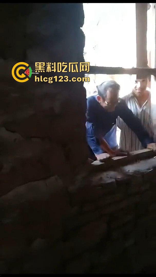 村里来了个黑人，大爷们竟然让痴呆女去陪操！破屋里全程直播，跟看真人重口味A片一样！-3