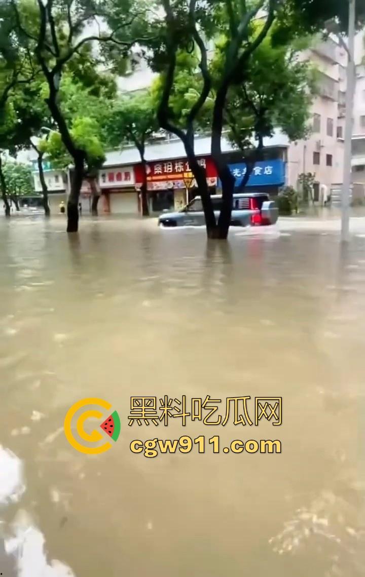 台风作恶，人祸更甚！ 暴雨成灾仰望U8车主在积水中行驶来回，水浪把多家店铺玻璃被拍碎，人渣！-10