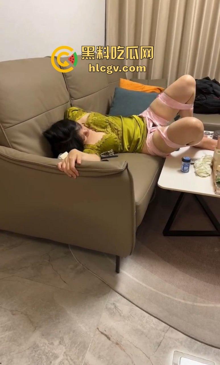 定制绿帽派对！绿帽奴狂邀单男双拼把老婆被干到哀嚎，扩逼跳蛋准备好套都不带！这也太敢玩了吧？-6