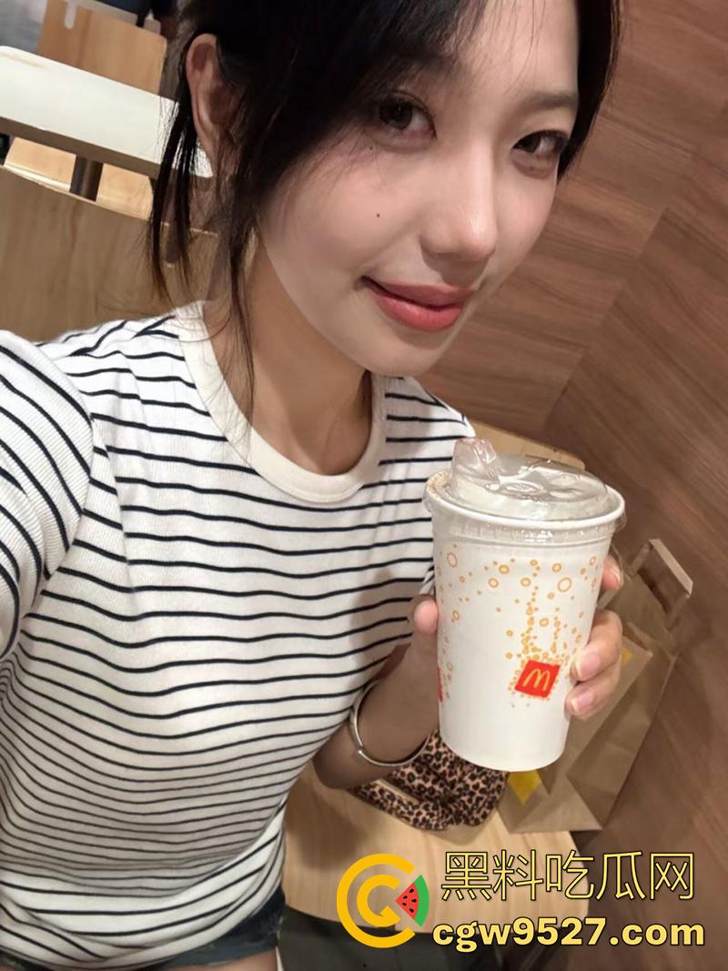 鲁东大学甜美尤物【邹穆彤】,高颜值大奶学生妹,白天女神晚上母狗,手指插逼淫水乱流,淫荡到没边!-1