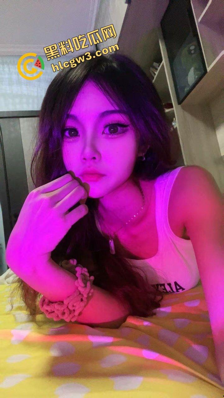 抖音内蒙古02年精神反差骚鸡『CC.』混迹酒吧勾搭单男 骚舞调情黑丝私拍！独家曝光！-2