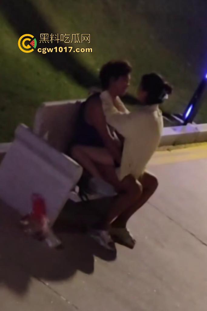 从白天到黑夜，4号楼教学楼户外石椅，校园男女搔痒难耐，穿开裆裤疯狂骑乘！书扔地上，奶子握在手里！-8