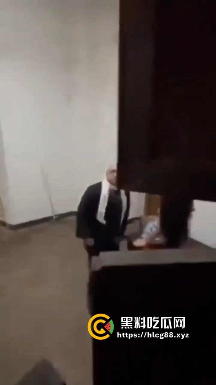 西班牙神棍教堂后操逼被偷录，闻完骚内裤掏鸡巴净化，哈利路亚喊得桌子都晃！-9