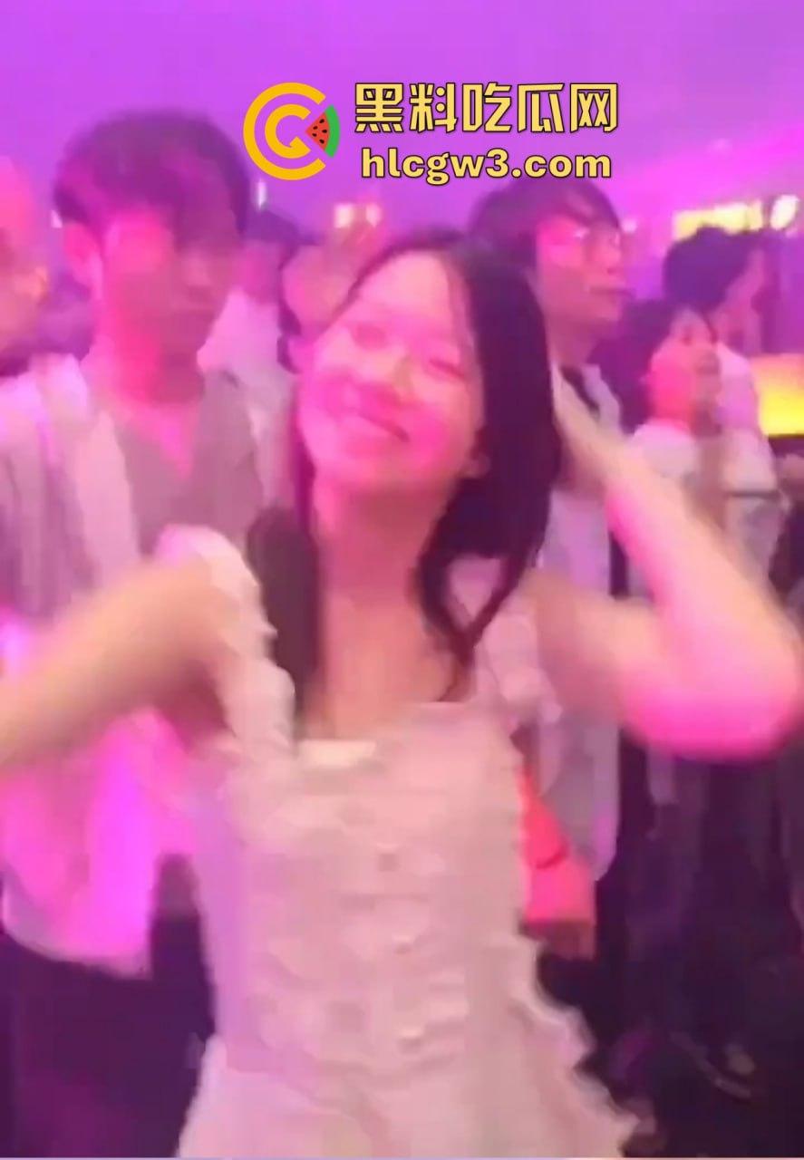 六旬大爷酒吧撩妹成传奇 老牛啃嫩草不落牙，天天换妹打啵亲到腿软 60岁活成20岁的模样！-3