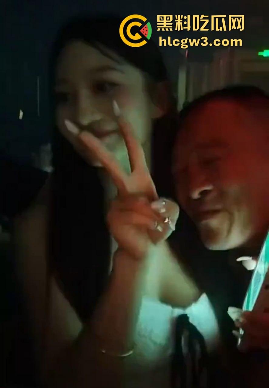 六旬大爷酒吧撩妹成传奇 老牛啃嫩草不落牙，天天换妹打啵亲到腿软 60岁活成20岁的模样！-10