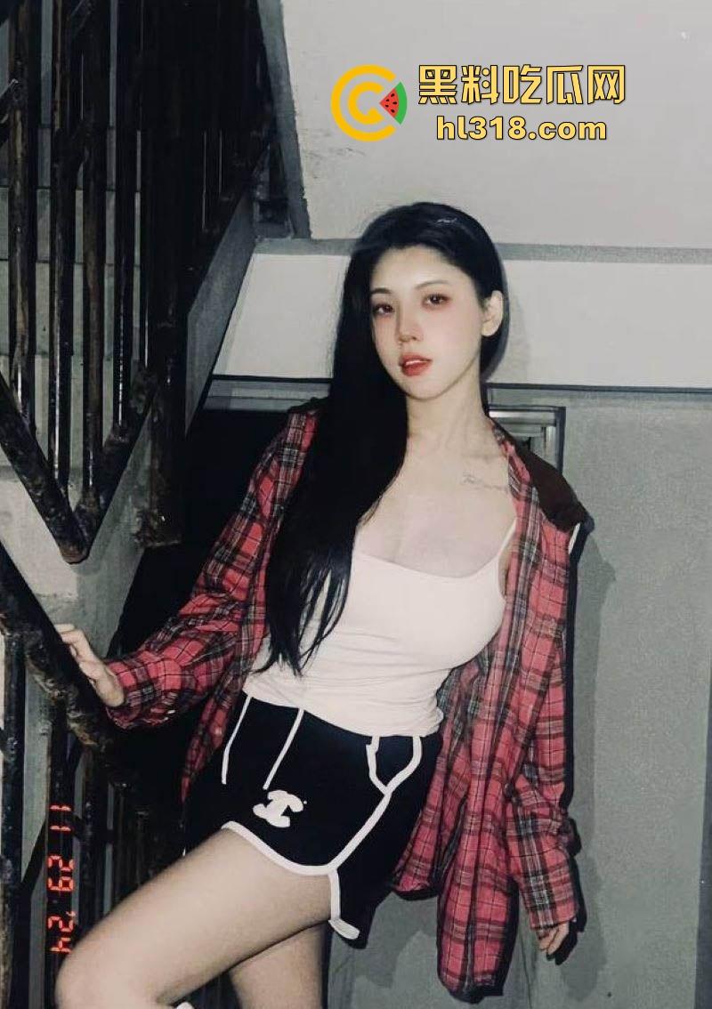 抖音巨乳网红【老刘又胖了】私密擦边热舞曝光，G杯大奶引人注目，劲爆热舞散发原始诱惑！-3