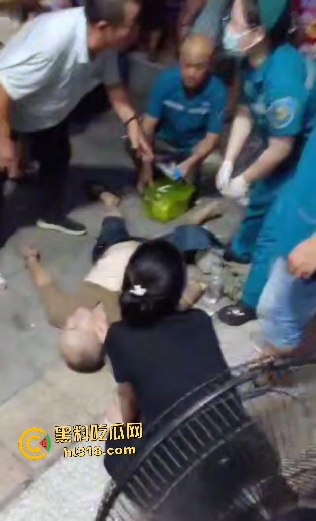 50岁男子因无证骑摩托被6名交警追家里，辣椒水警棍活活打死，家人直接在旁边盖头布烧香！-5